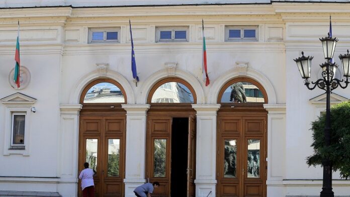 Сдружение "Зограф" иска министърът на културата да глоби "Отровното трио" с 30 000 лв.