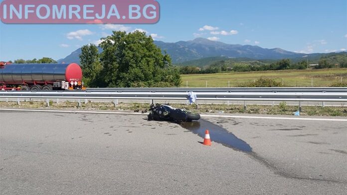 Мотор се удари в товарен автомобил на автомагистрала „Струма“