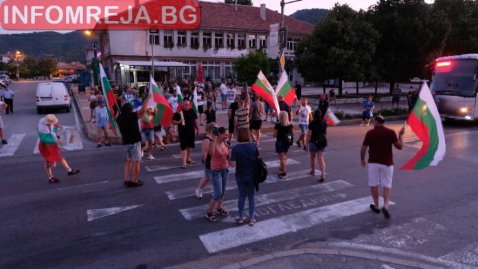 Напрегната нощ при Кресна: Повече от час пътят за Гърция остана блокиран