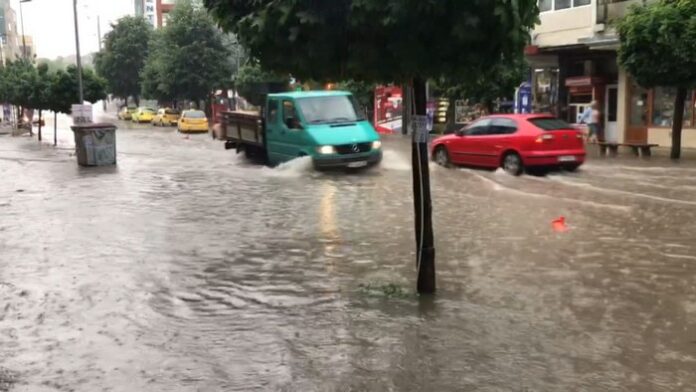 Наводниха се улиците в Асеновград