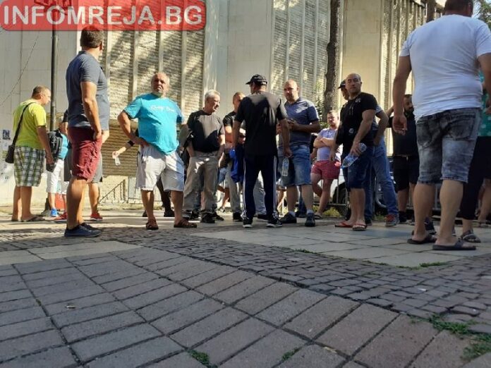 Шофьори на джипове се събраха пред полицията в Дупница