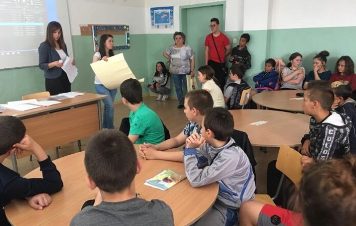 Учебната година ще започне присъствено, в специфични случаи децата ще учат дистанционно