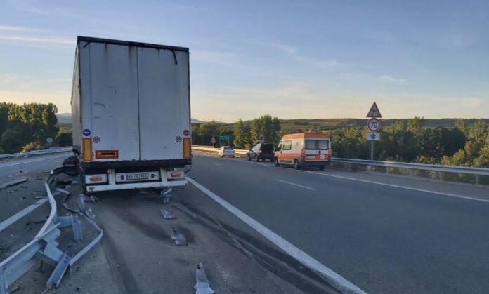 Товарен автомобил е горял на автомагистрала „Струма“