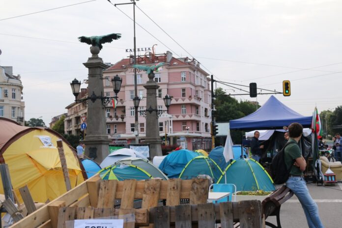 Протестиращи вдигат Паметник на Свободата на Орлов мост