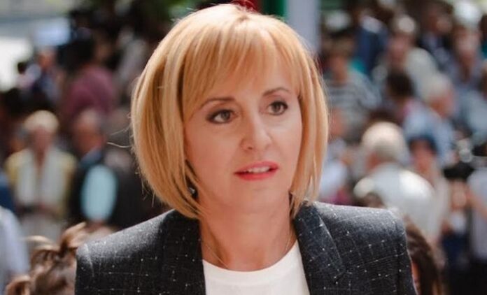 Манолова: Докато хората протестират, властта ударно раздава пари и имоти на мафията