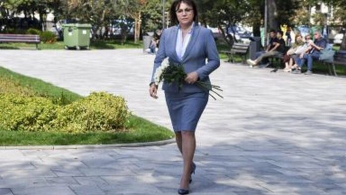 Симпатизанти на БСП поднасят венци и цветя на паметника на Бузлуджа