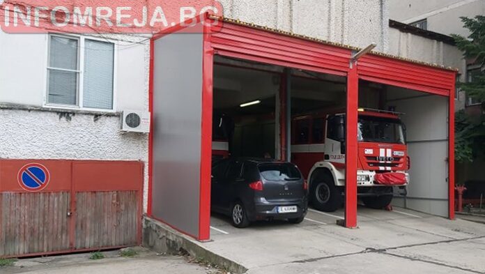 Два екипа огнеборци гасиха пламнала къща в Гърмен