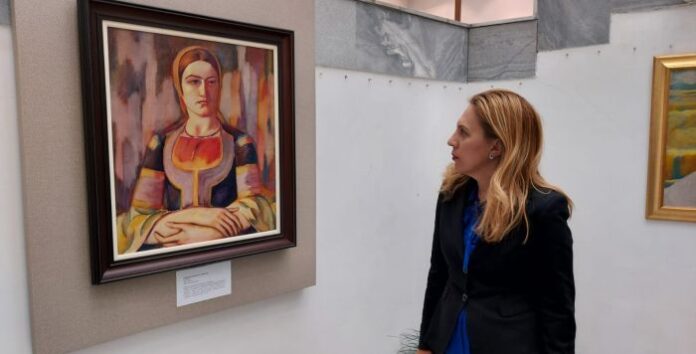 Министър Николова разгледа картините на Майстора в Художествената галерия в Кюстендил