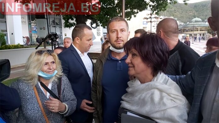 С викове "оставка", "боклуци" и с хвърляне на яйца посрещнаха Караянчева в Благоевград (ВИДЕО)