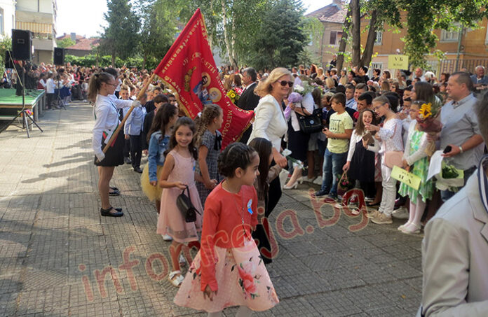 Министър Вълчев ще открие новата учебна година в Николаево