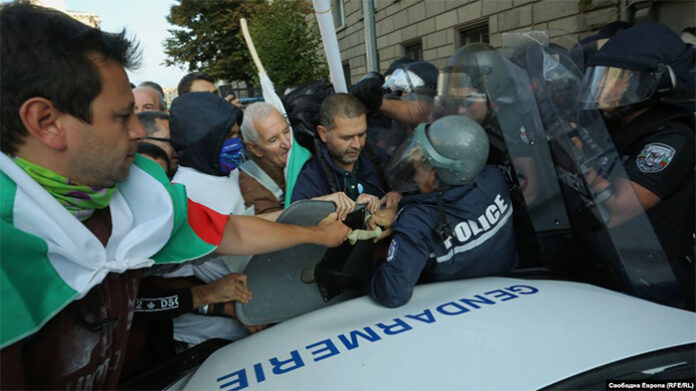 Първи сблъсък на протеста в София и двама арестувани. Потокът от хора не спира