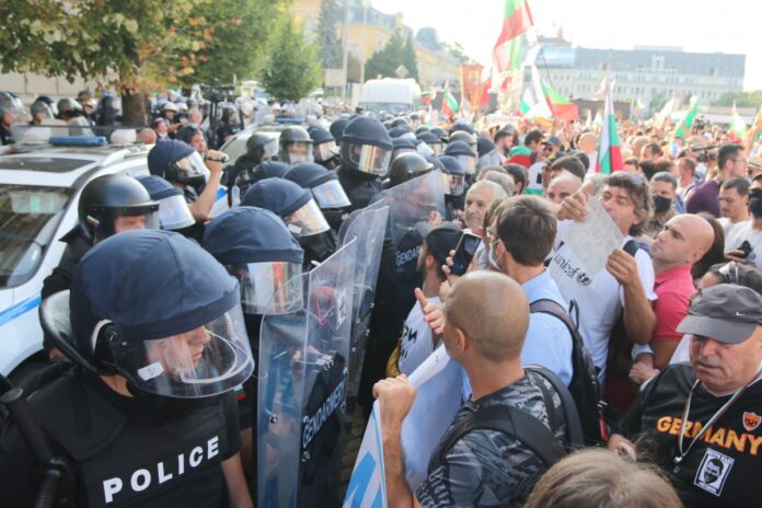 20 полицаи са пострадали при сблъсъците в София, има задържани