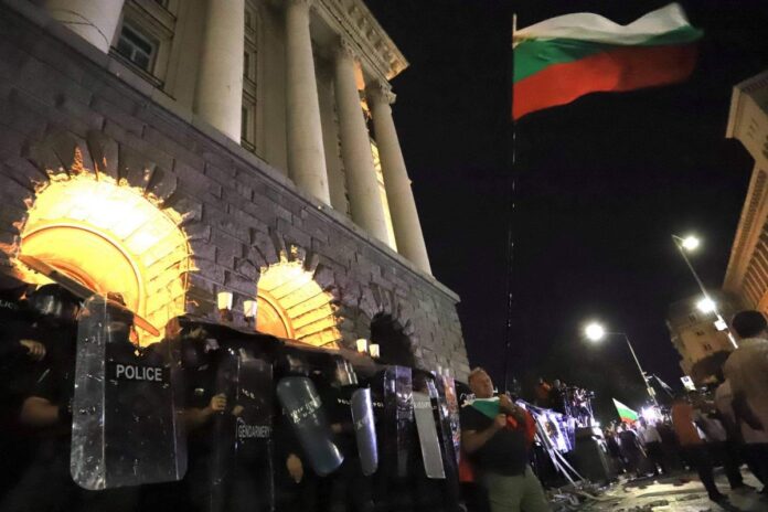 Спешна помощ: Прегледахме 60 души на протеста снощи