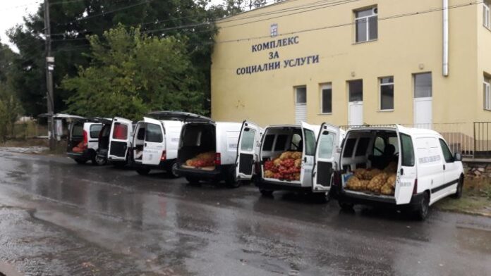 Димитър Димитров с поредно дарение от картофи, този път на Комплекса за социални услуги