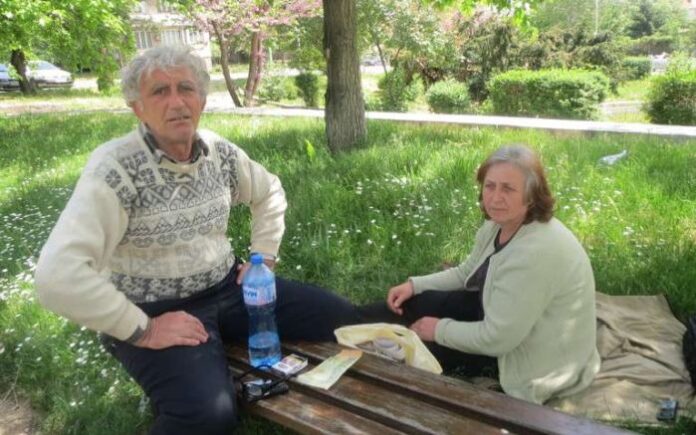 Бездомници мамят хора в цялата страна, отново спят на пейка в Кюстендил