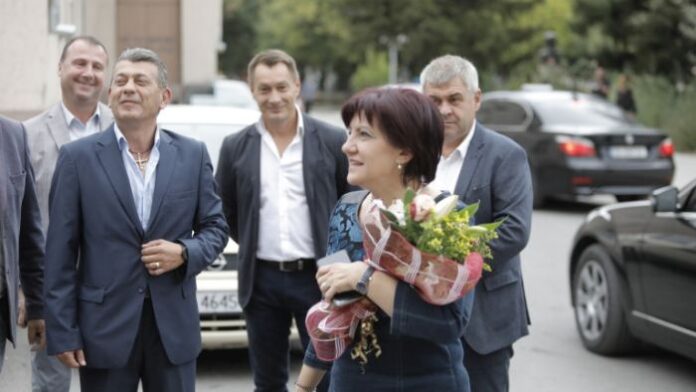 Караянчева възмутена, че Цветанов подкрепя президента и служебен кабинет