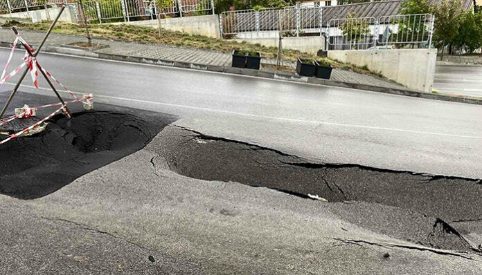 Пропадна асфалтовата настилка на ул. „Ветрен“ в Благоевград