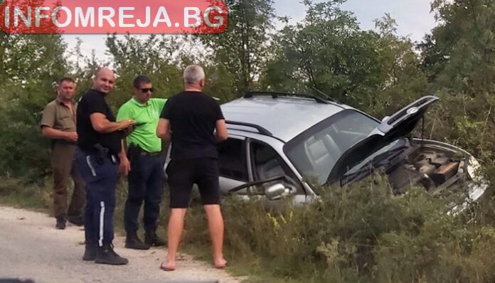 Шофьор падна с колата си в дере при пътя за Делвино