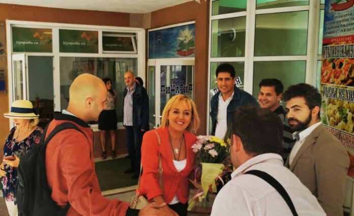 Манолова: Парламентът не е на Караянчева и на Борисов, не е частна фирма