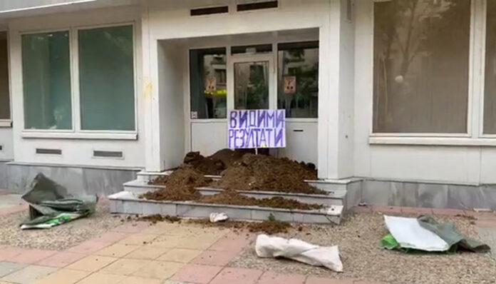 Изсипаха тор пред офиса на ГЕРБ в Стара Загора