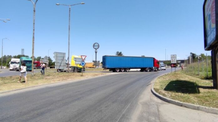 Затруднено е преминаването през Дунав мост край Русе