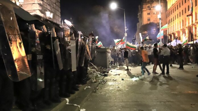 Агресия в София! Протестът ескалира, има ранени и задържани