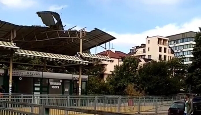 Покривът на затворения пазар в Благоевград „полетя“