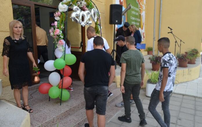 121 първолаци чуха за първи път училищния звънец в Радомир