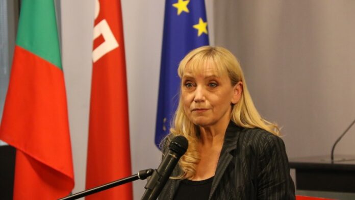 Йончева: ГЕРБ и Борисов отклоняват вниманието от критичната резолюция на ЕП