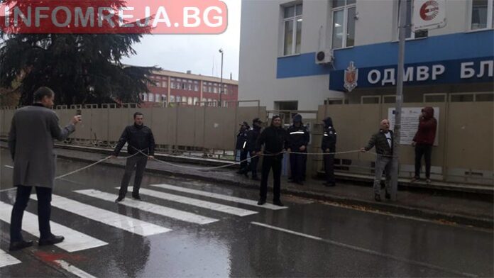 Протестиращи поискаха оставката на Борисов и Гешев пред полицията в Благоевград