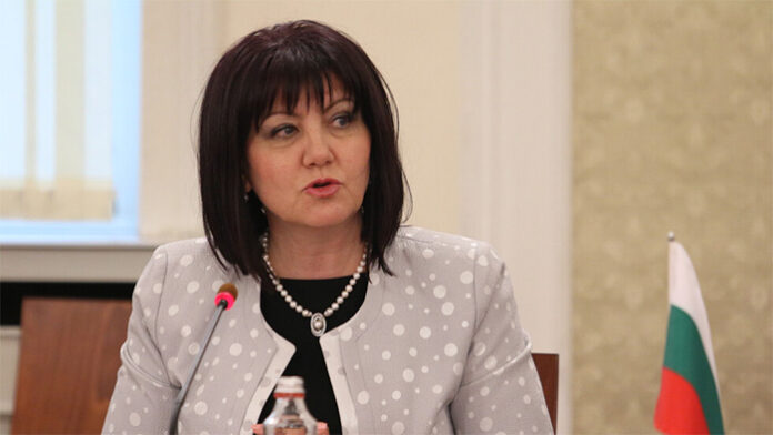 Цвета Караянчева остава председател на парламента