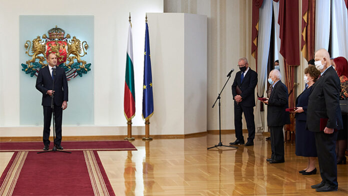 Президентът удостои с висши държавни отличия български учени и творци