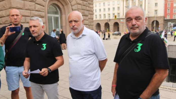Отровното трио: Приемането на резолюцията е шамар за властта