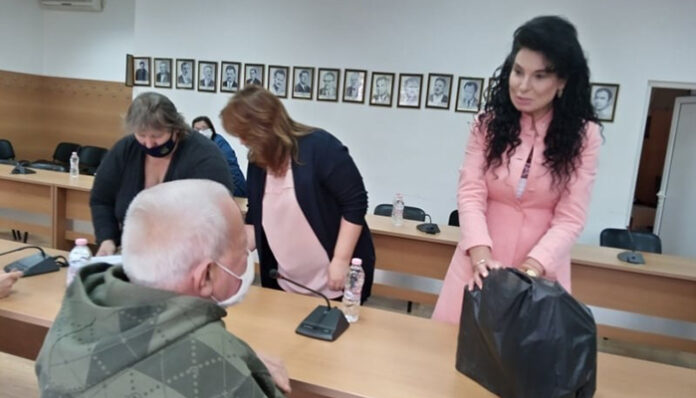Султанка Петрова раздаде пакети с храни от първа необходимост в Сандански