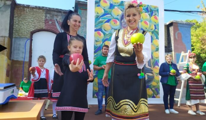638 грама е най-едрата ябълка на Празника на плодородието в Кюстендил