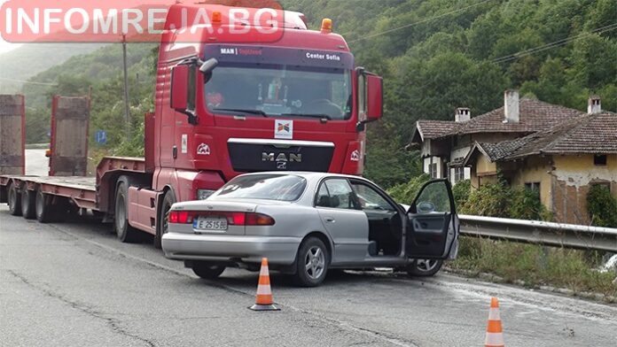 Камион и лек автомобил се удариха край Градево, двама пострадаха