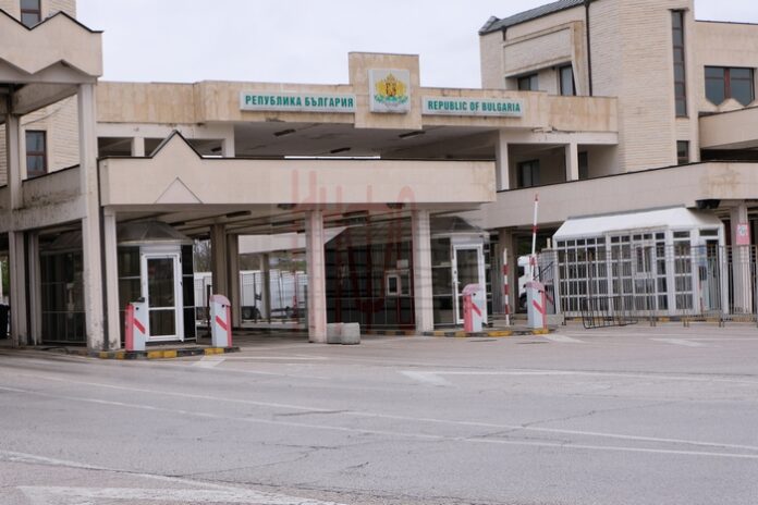 Само гърци могат да преминават през "Кулата" след полунощ