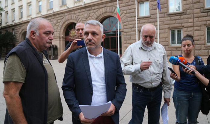 Отровното трио: Създадохме гражданско общество, няма да склоним глава