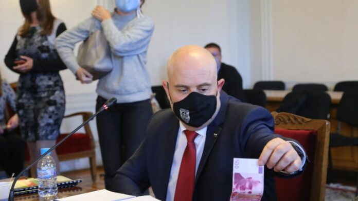 Гешев докладва за работата на Прокуратурата, замериха го с евро
