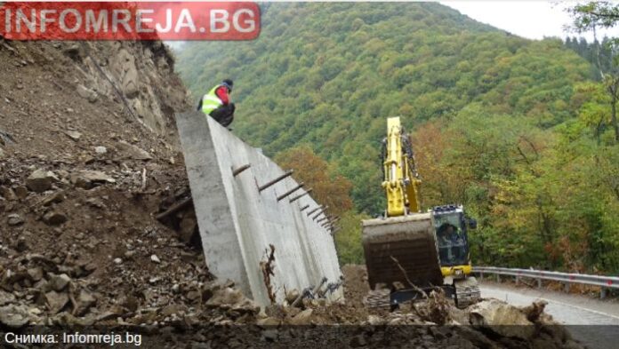 Възстановено е движението по пътя за Рилския манастир
