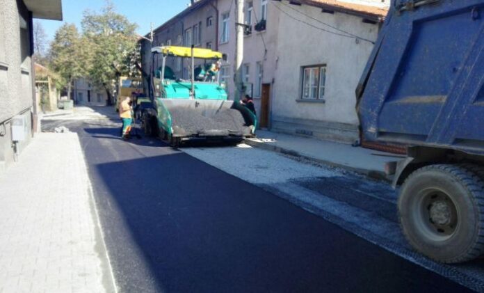 Полагат втори слой асфалт на ул. „Криволак“ в Дупница