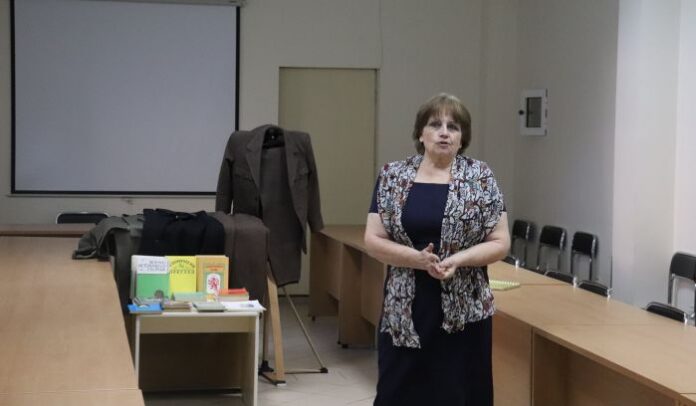 Емилия Цветкова дари специализирана литература на РИМ – Кюстендил