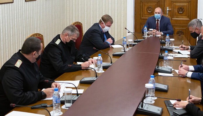 Президентът обсъди с Каракачанов задълженията на армията при продължаваща епидемична обстановка