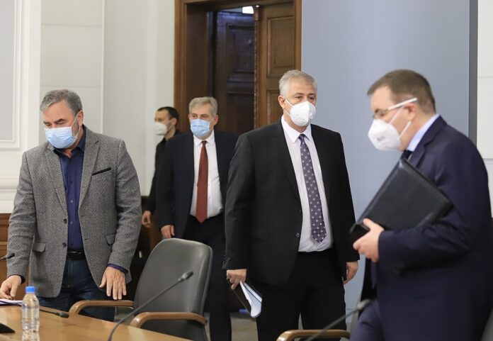България е заявила интерес към три ваксини, натискът върху болниците намалява