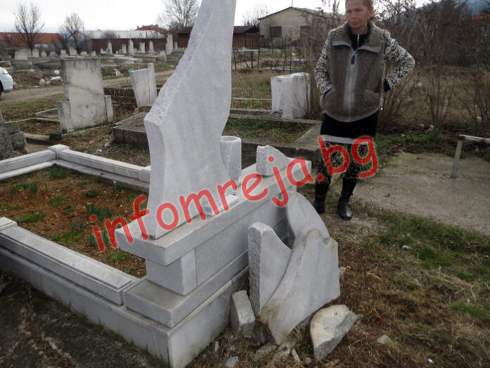 Задържаха 49-годишен за поругаване на паметни плочи на починали