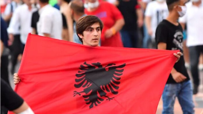 Скандал в Скопие: Интернет страница на министерство - само на албански