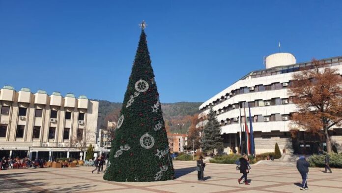 Поставиха коледната украса и в Дупница