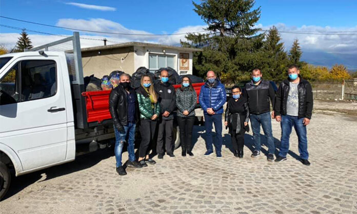 Депутатът от ГЕРБ Александър Мацурев и младежи от партията изпратиха в София един камион с капачки