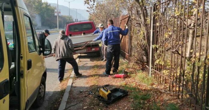 Възстановяват огражденията при главен път I-6 в Перник