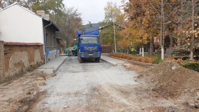 Приключи полагането на асфалт по част от улиците в Дупница
